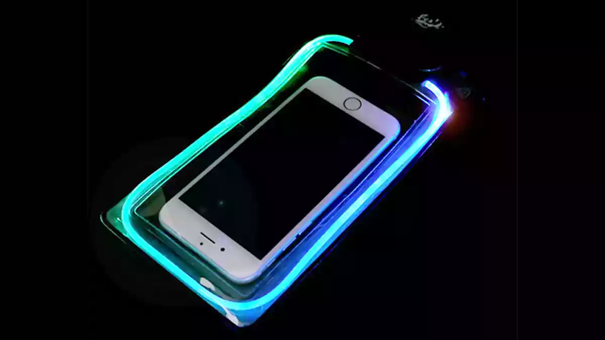 フェスやアウトドアに最適な光るスマホケース「Fes! 防水LEDマルチケース」