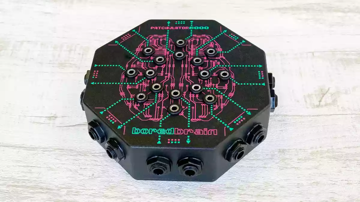 まるで宇宙船！？ペダルボード用パッチベイ「Boredbrain Music PATCHULATOR8000」こうやって使います！