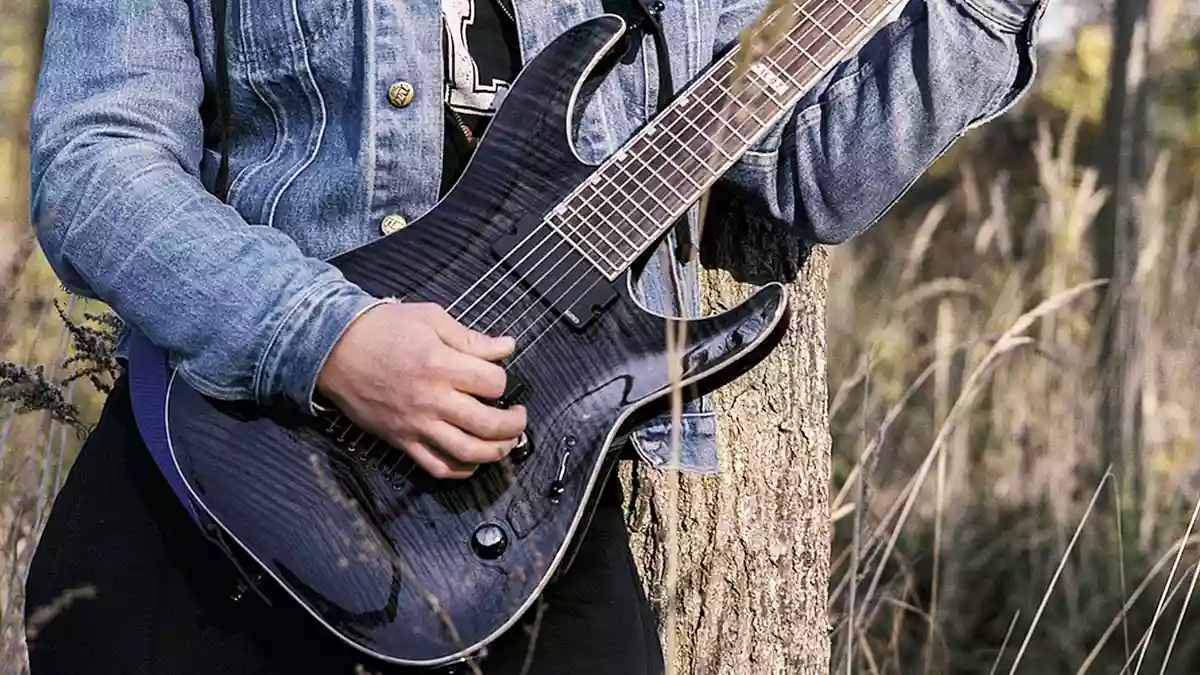 【上級ギタリストのための】右手中指のピッキングも併用した7弦リフ