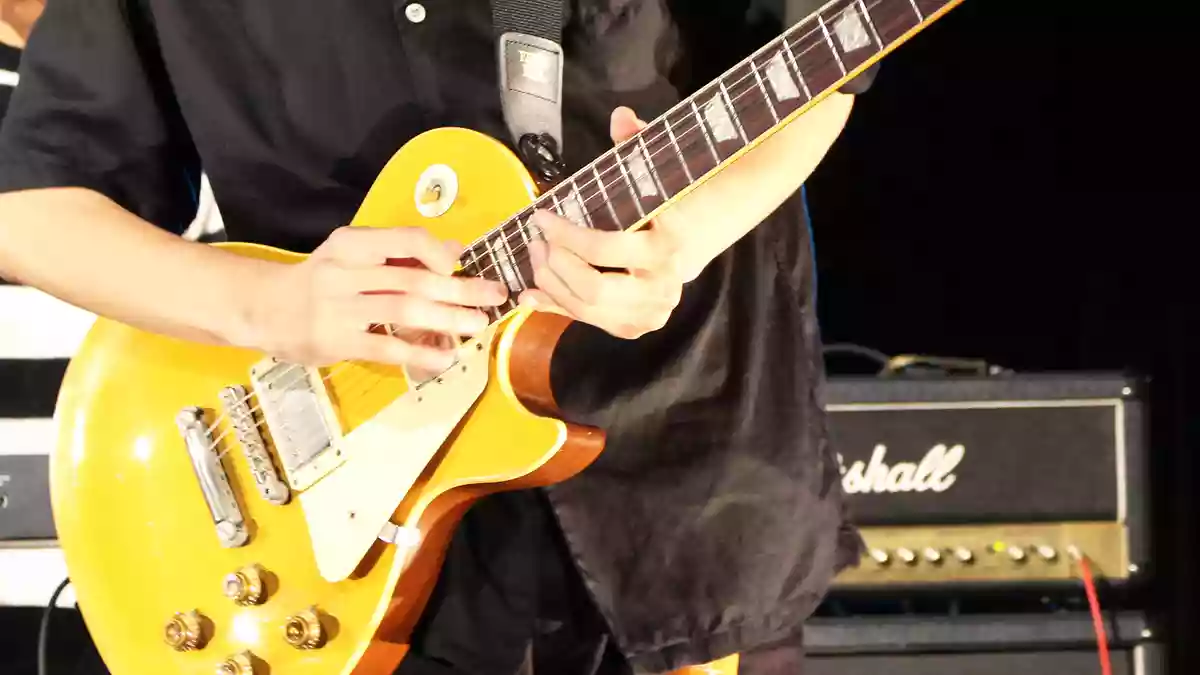 【上級ギタリストのための】指板を縦横無尽に駆け巡る大型スウィープフレーズに挑戦しよう！