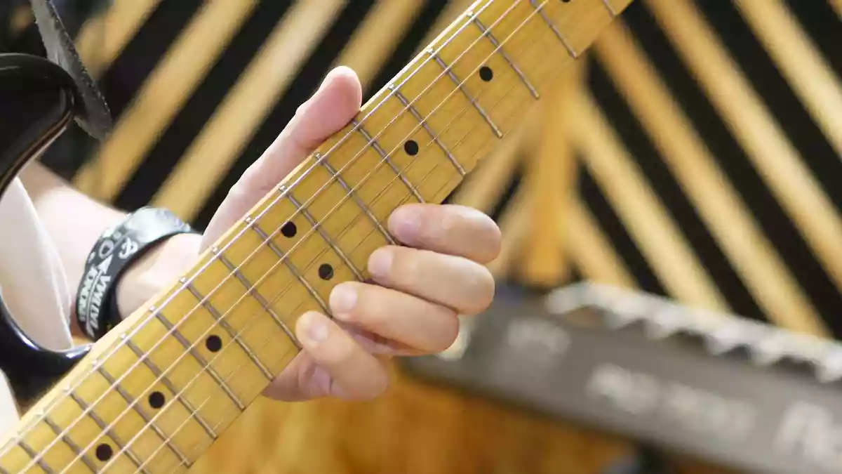 【上級ギタリストのための】レガートとハイブリッドピッキングを駆使したフュージョン系フレーズ