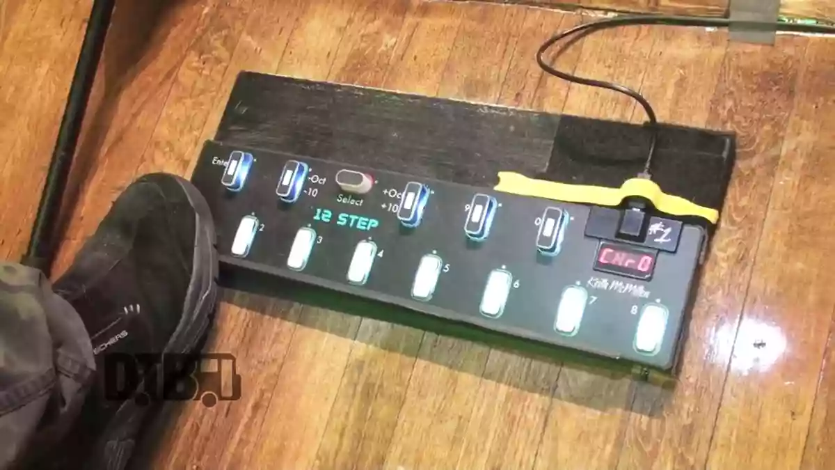 ビリーシーンが足元で操作している機材とは？