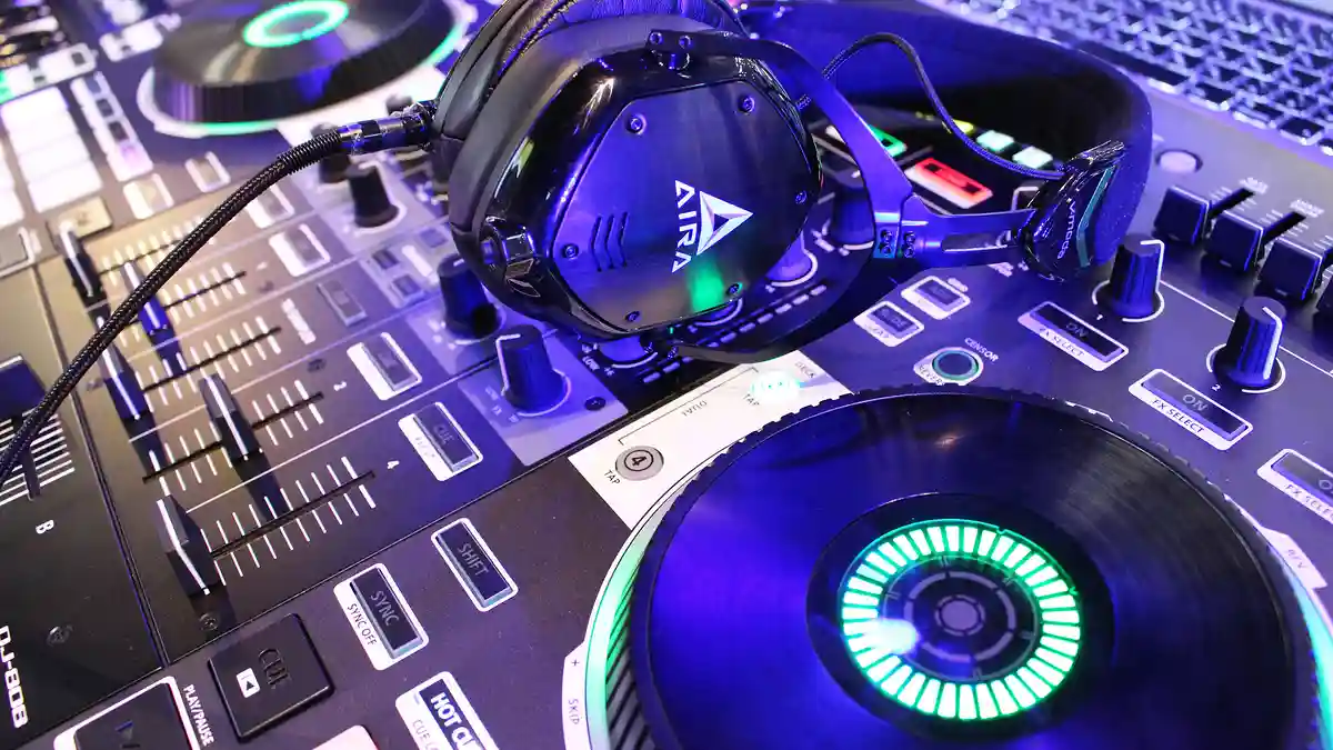 Three tips for learning how to make EDM from the popular DJ Martin Garrix