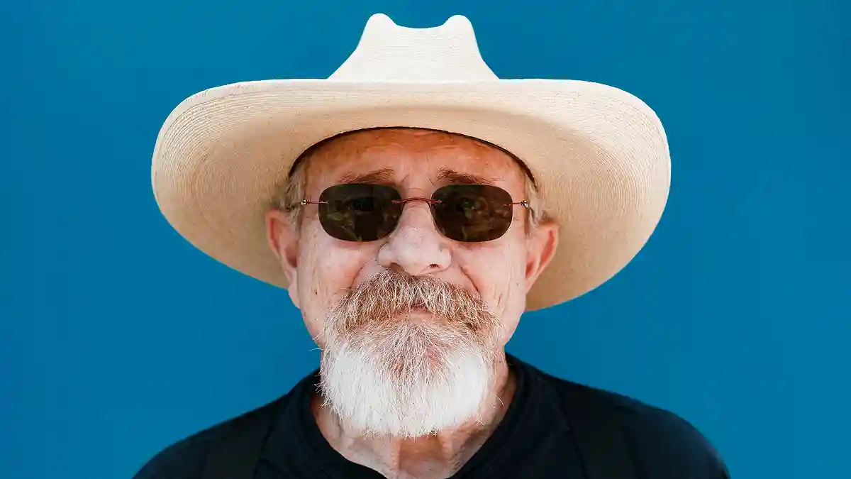 Who is the “singer-songwriter old man” who fixates on SSW women?