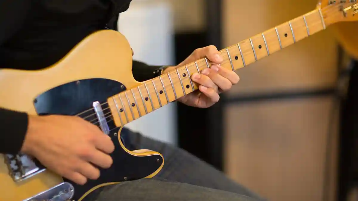 ムダな力が抜けたギターピッキングをマスターするための効果的な練習方法