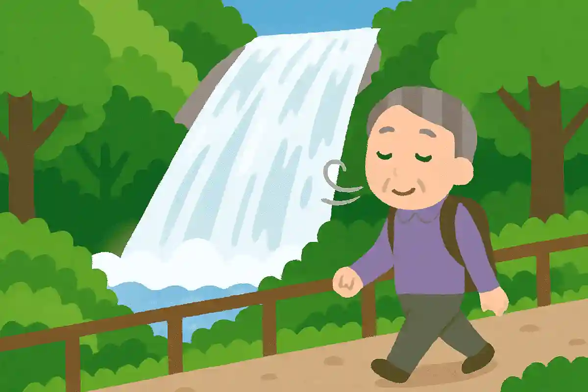 湯滝の近くの遊歩道を歩くと、どんな匂いがするでしょうか？