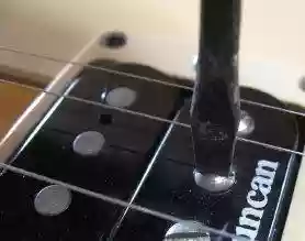 ハムバッキングピックアップは小さめのドライバー