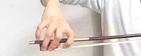 バイオリンの弓の持ち方
