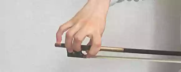 バイオリンの弓の持ち方
