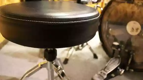 ドラムセットの椅子はどの高さがいい？
