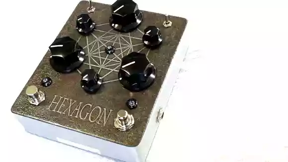 ビンテージから発振まで、ローファイなディレイを全て凝縮したようなペダル！TRIODE PEDALS HEXAGON！タップテンポ対応！