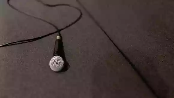 歌っていて音がズレる！音痴を直すための5つの改善方法