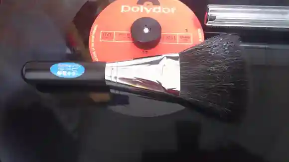 レコードの除電方法。SFC製の除電ブラシ