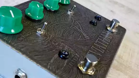 存在感、サウンド、機能性、全てが規格外！美しいオートワウペダル、TRIODE PEDALS LEVIATHAN！