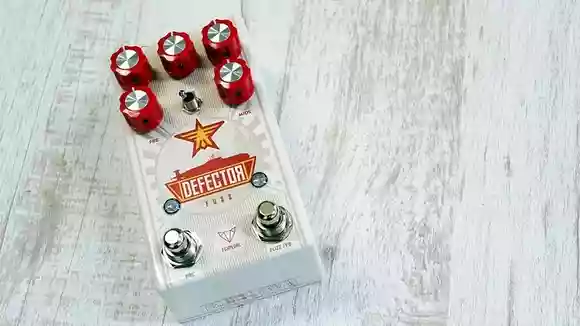【ギターエフェクター】ここまでできる「ロシアンマフペダル」は他にありません！Foxpedal Defector！