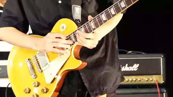 【上級ギタリストのための】指板を縦横無尽に駆け巡る大型スウィープフレーズに挑戦しよう！