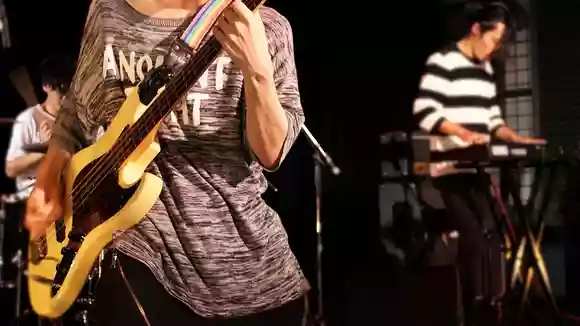 ベーシスト