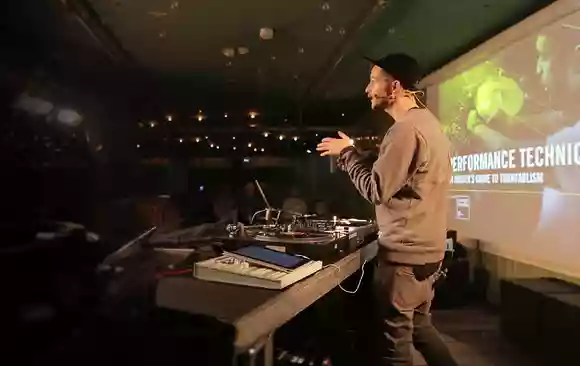 DJ