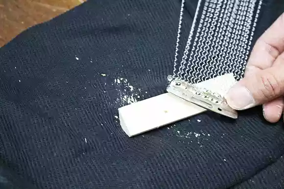 ネジ穴のきっかけを作る
