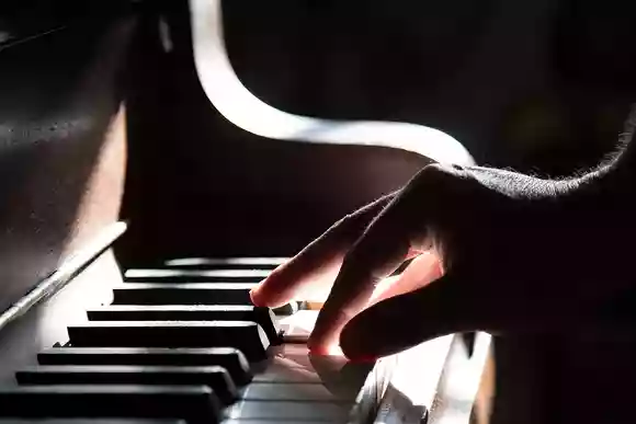 自分の意思で指動いてる？