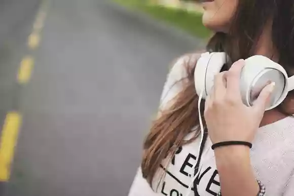 ヘッドホンをつけている女性