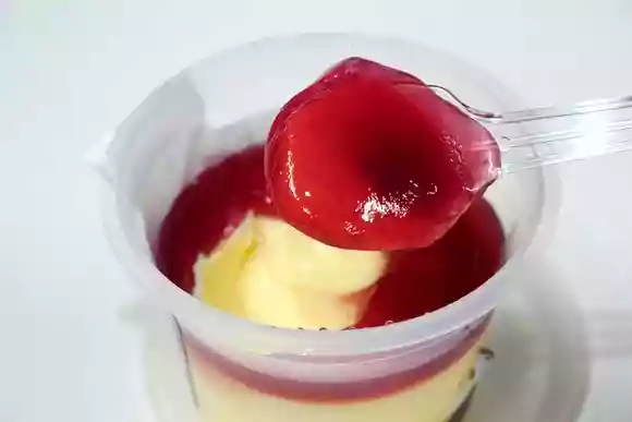濃厚チーズケーキ ミックスベリーソース