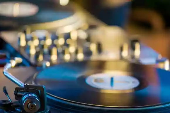 DJ