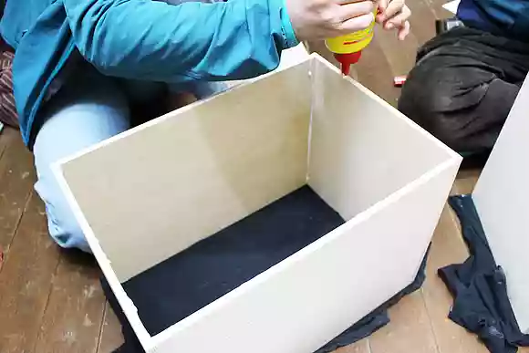裏板（穴が空いている板）を接着
