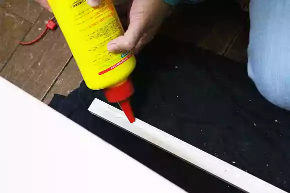 当て木を接着剤を塗る