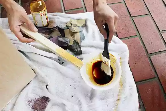 オイルステインをハケで塗る