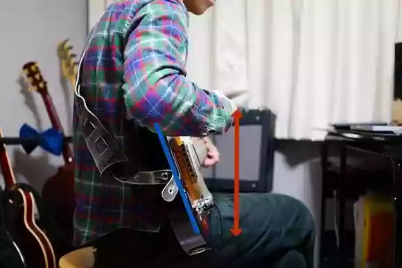 ギターを弾く（猫背）