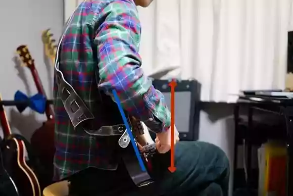 ギターを弾く（猫背）