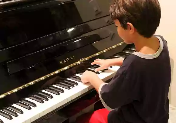 子どものピアノ演奏