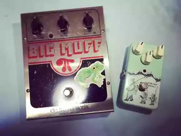 「BIG MUFF Pi」と「FISHING IS AS FUN AS FUZZ」