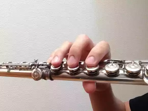 フルートの持ち方・右手：1