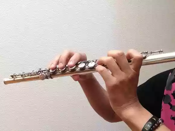 フルートの構え方
