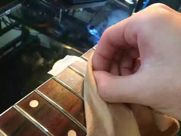 ギターフレット磨き（ピカール液）