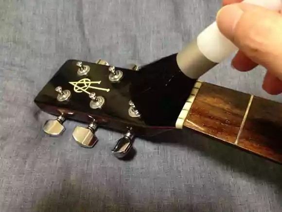 化粧ハケでギターを掃除
