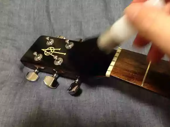 化粧ハケでギターを掃除