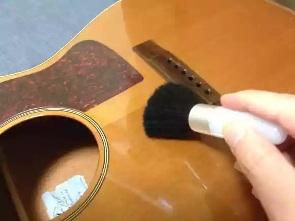 化粧ハケでギターを掃除