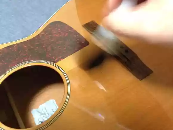 化粧ハケでギターを掃除