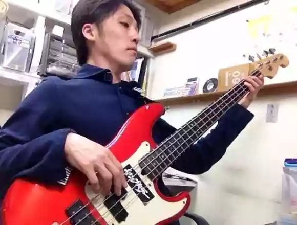 ベーシスト（目線だけフレット）