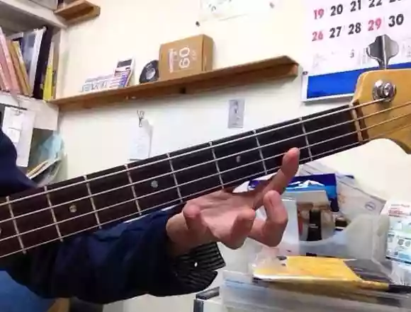 ベーシスト（指が浮いている）