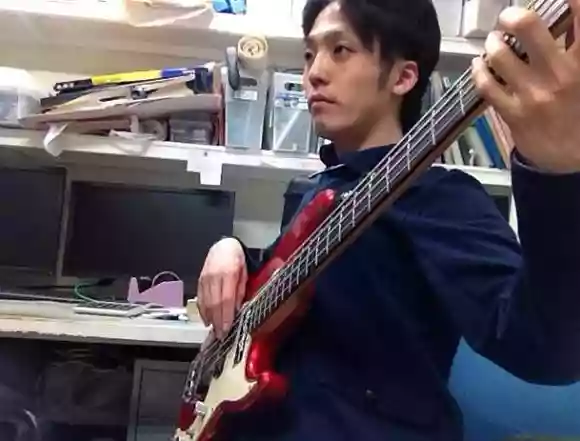 ベーシスト（背筋を伸ばす）