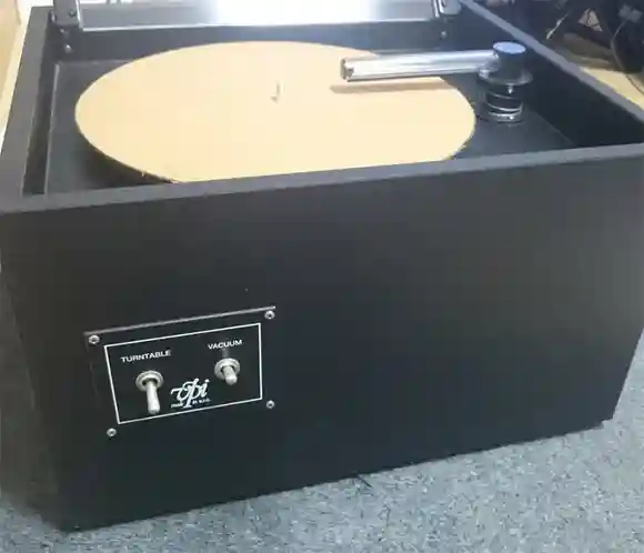 レコードのクリーニング。米国VPI製のバキューム・クリーナー
