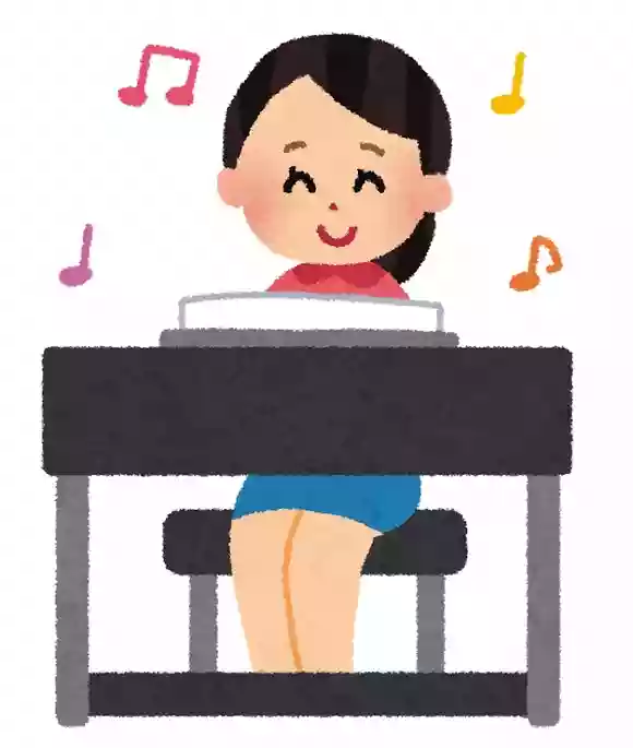 ピアノを弾く女性