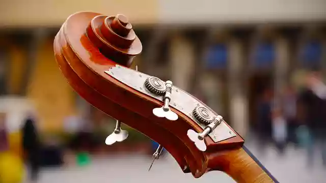コントラバスで大きい音を出そうと力むほど音量が大きくならない理由