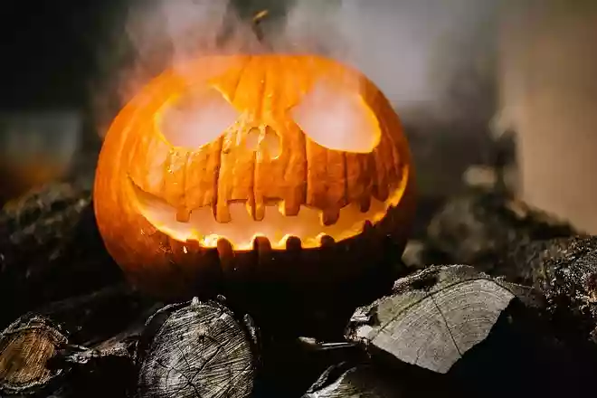 ハロウィンで見かける、目と口をくりぬいたかぼちゃのランタンの名前はなんでしょう?
