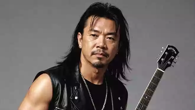 1993年から1997年にかけてボーカルを務め、ラウドネスのメンバーでもあった人物は?