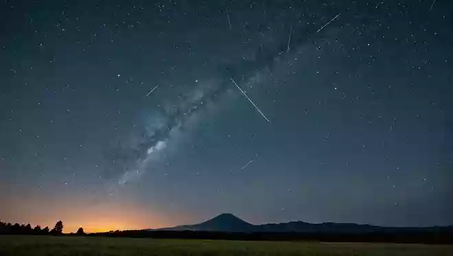 2024年8月12日、ペルセウス座流星群とともに北海道で観測された天体ショーは何でしょう?
